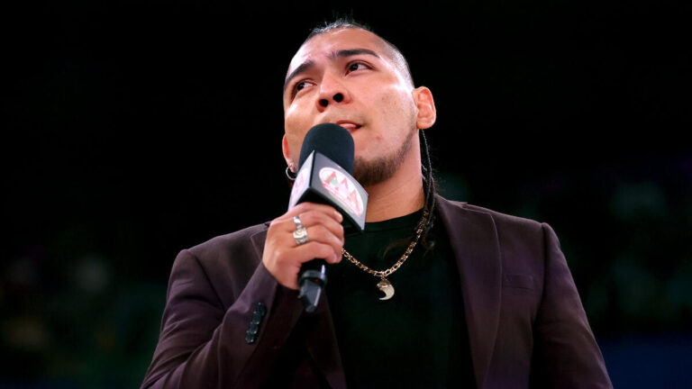 El Hijo Del Vikingo Reportedly Dealing With A Knee Injury
